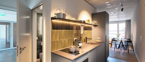 Apartment Medium with Balcony | 私人厨房 | 冰箱、微波炉、炉灶、洗碗机