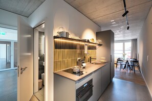 Apartment Medium with Balcony | Dapur pribadi | Lemari es, microwave, kompor, dan mesin pencuci piring