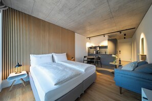 Apartment Small with Balcony | 저자극성 침구, 각각 다른 스타일의 인테리어, 각각 다르게 가구 비치, 방음 설비