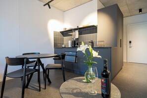 Apartment Small with Balcony | Eget kjøkken | Kjøleskap, mikrobølgeovn, kokeplater og oppvaskmaskin