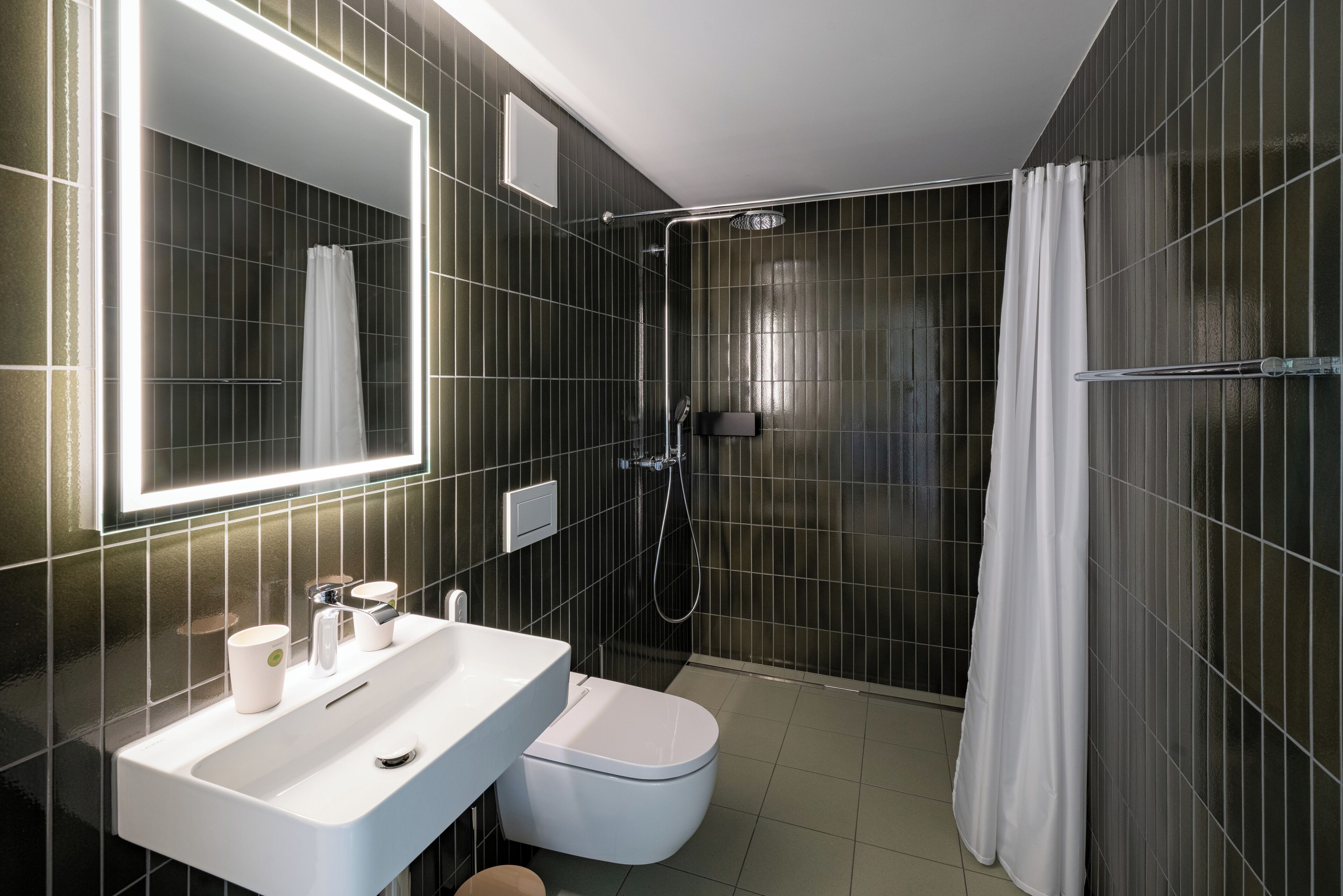 Een douche, een haardroger, vloerverwarming, handdoeken