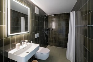Shower, hair dryer, heated floors, towels
