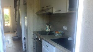 A compact kitchen with a dishwasher, a sink, and a bowl of fruit on the counter. - 2 ROOM APARTMENT, SEMAPHORE, SAINTE MAXIME (Sainte-Maxime)