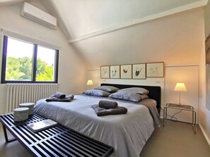 4 bedrooms, iron/ironing board, WiFi, bed sheets