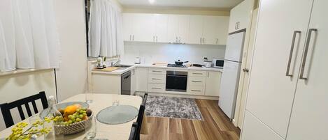 Kjøleskap, mikrobølgeovn, ovn og kokeplater