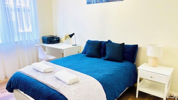 2 soverom, skrivebord, strykejern/-brett og wi-fi (inkludert)