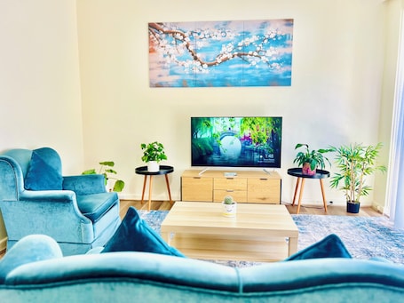 Smart TV, books. Peaceful family-friendly 2-bedroom apartment in Camberwell.