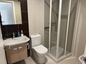 Douche, sèche-cheveux, bidet, serviettes fournies