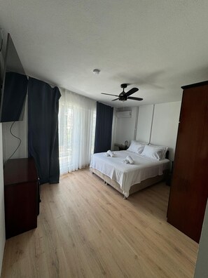 Chambre triple Standard, vue sur la ville | Draps en coton égyptien, literie de qualité