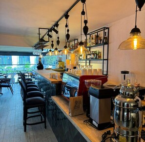 Bar (trong khuôn viên)