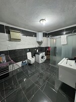 Quarto triplo standard, vista para a cidade | Banheiro | Chuveiro, chuveiro com efeito de chuva, secador de cabelo, bidê