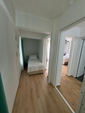 Habitación triple estándar, vistas a la ciudad | Sábanas de algodón egipcio y ropa de cama de alta calidad