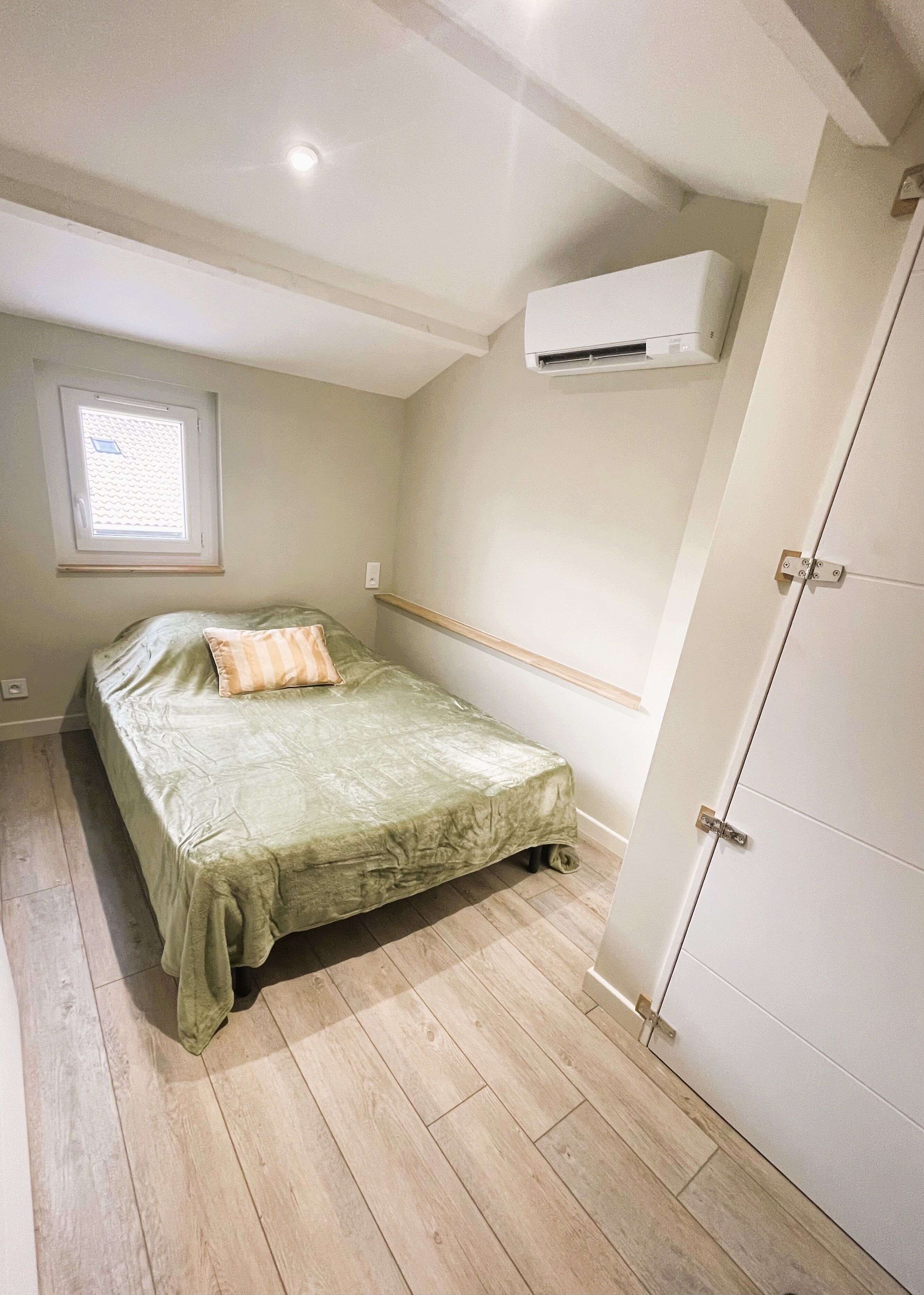 3 habitaciones, cuna de viaje, internet y ropa de cama 