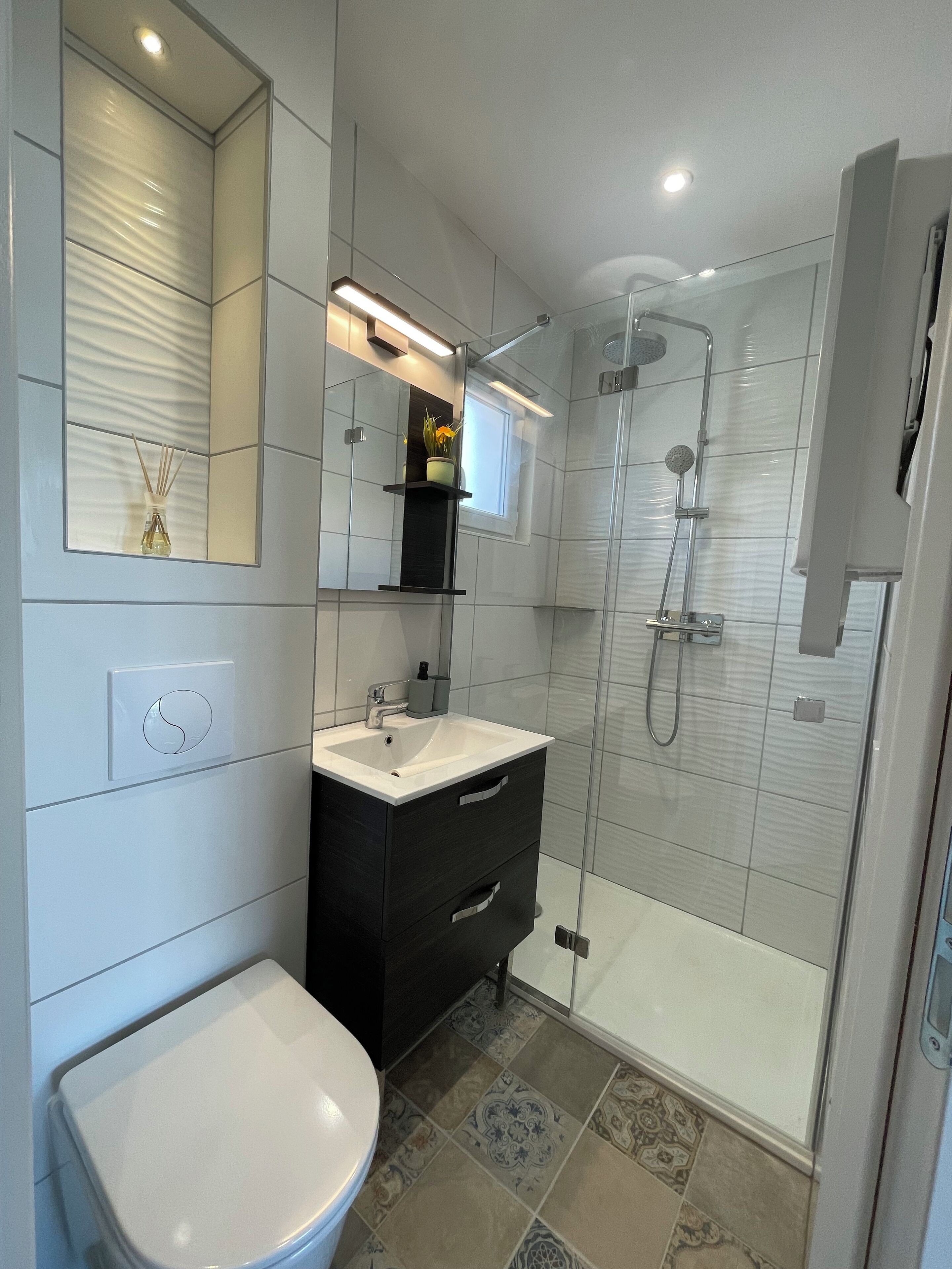 Een haardroger, handdoeken, zeep, toiletpapier