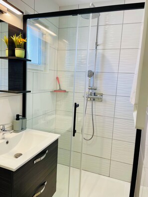 Secadora de cabello, toallas, jabón, papel de baño 