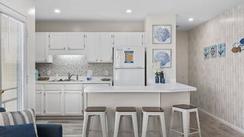 ثلاجة، ميكروويف، فرن، موقد طهي مسطح