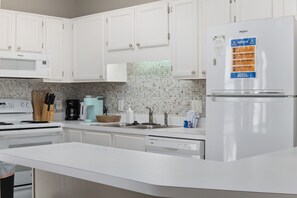 Kjøleskap, mikrobølgeovn, ovn og kokeplater