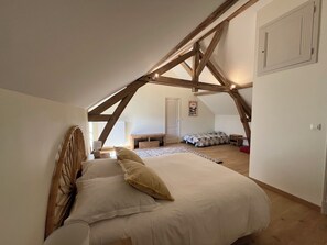 8 bedrooms, WiFi, bed sheets - 8 Bedroom Private vacation home in ThÃ©sÃ©e (Thésée)
