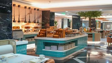 2 restaurantes; se sirven desayunos, almuerzos y cocina internacional