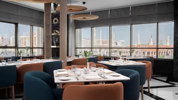 2 restaurants; breakfast, lunch and dinner served