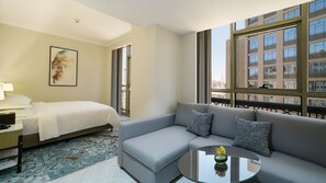 Minibar, escritorio y sistema de insonorización 