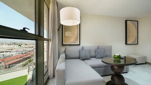 Ropa de cama hipoalergénica, minibar y escritorio 