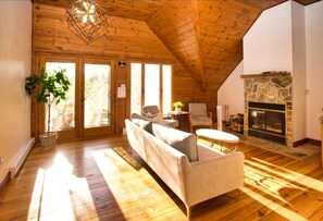 Smart TV, fireplace - Riverside Modern Rustic 3 bds Chalet in Tremblant (Lac-Supérieur)