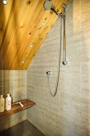 Shower, eco-friendly toiletries, hair dryer, towels - Riverside Modern Rustic 3 bds Chalet in Tremblant (Lac-Supérieur)