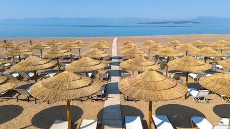 Playa privada, bar en la playa. SEAFOS Luxury Resort & Spa - Limited Edition by Leonardo Hotels