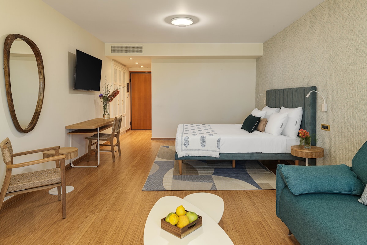 Habitación familiar con 1 cama matrimonial o 2 individuales, balcón, vista al mar | 1 habitación, caja de seguridad en la habitación y escritorio