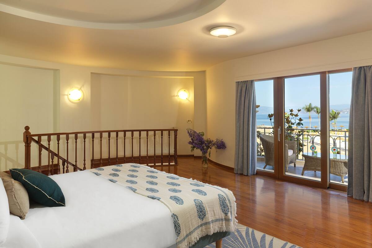 Suite Grand, balkon, pemandangan laut | Brankas, meja kerja, tirai kedap cahaya, dan kedap suara