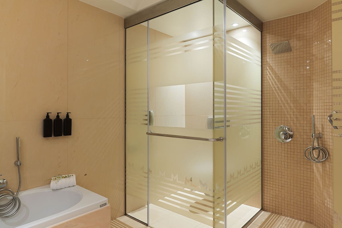 Chambre Deluxe double ou avec lits jumeaux, balcon, vue sur la mer | Salle de bain | Séchoir à cheveux, peignoirs, pantoufles, serviettes fournies