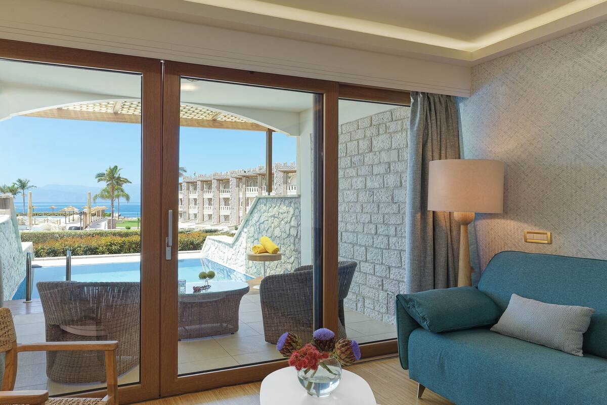 Junior Suite Sea view with Private Pool | Brankas, meja kerja, tirai kedap cahaya, dan kedap suara