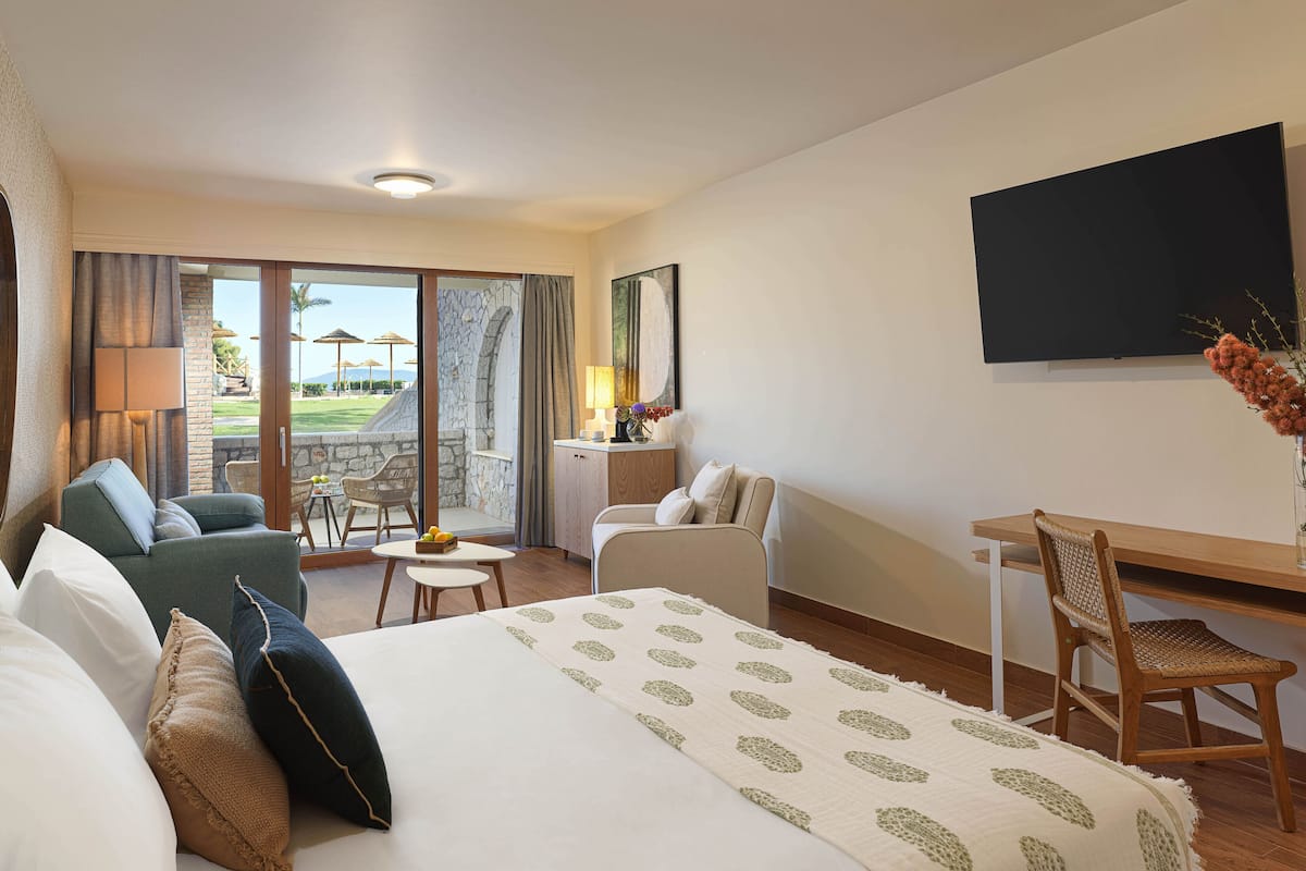 Chambre familiale double ou avec lits jumeaux, balcon | 1 chambre, coffre-fort, bureau, rideaux dâobscurcissement