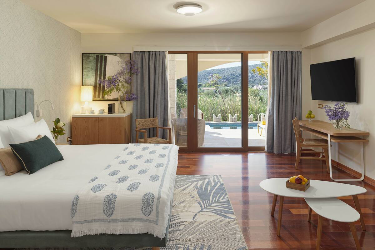Kamar Double Eksekutif, kolam renang pribadi | Brankas, meja kerja, tirai kedap cahaya, dan kedap suara