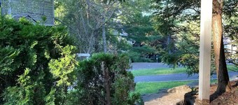 Four Seasons Luxury Mountain Retreat next to hiking trails