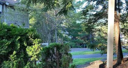 Four Seasons Luxury Mountain Retreat next to hiking trails