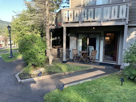 Outdoor dining. Four Seasons Luxury Mountain Retreat next to hiking trails