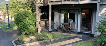 Four Seasons Luxury Mountain Retreat next to hiking trails