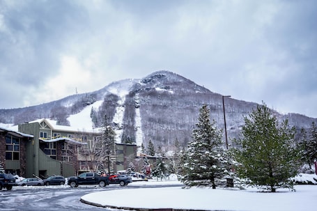 Exterior. Four Seasons Luxury Mountain Retreat next to hiking trails