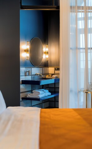 Suite Luxury, vista città | Bagno | Asciugacapelli, pantofole, asciugamani, sapone