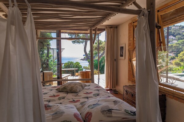 5 bedrooms, iron/ironing board, WiFi, bed sheets