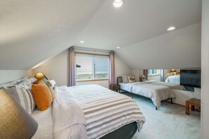 5 slaapkamers, een bureau, een strijkplank/strijkijzer, reisbedje