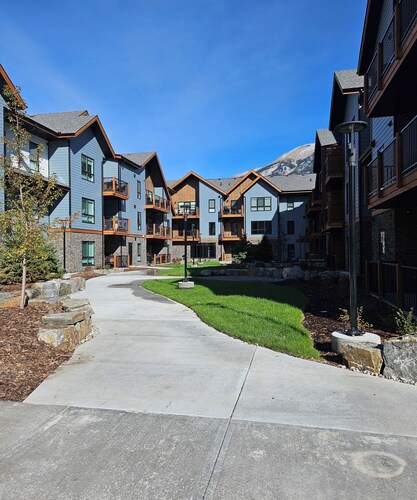 Escape to the Canadian Rockies Retreat! Large Family Sized Condo near Canmore!