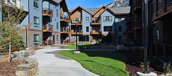 Escape to the Canadian Rockies Retreat! Large Family Sized Condo near Canmore!