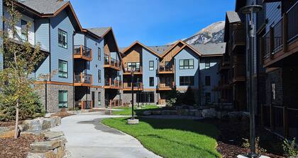 Escape to the Canadian Rockies Retreat! Large Family Sized Condo near Canmore!