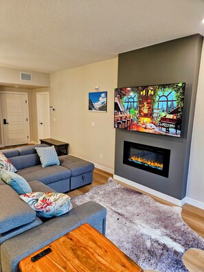 Smart TV, fireplace - Escape to the Canadian Rockies Retreat! Large Family Sized Condo near Canmore! (Dead man's flats)