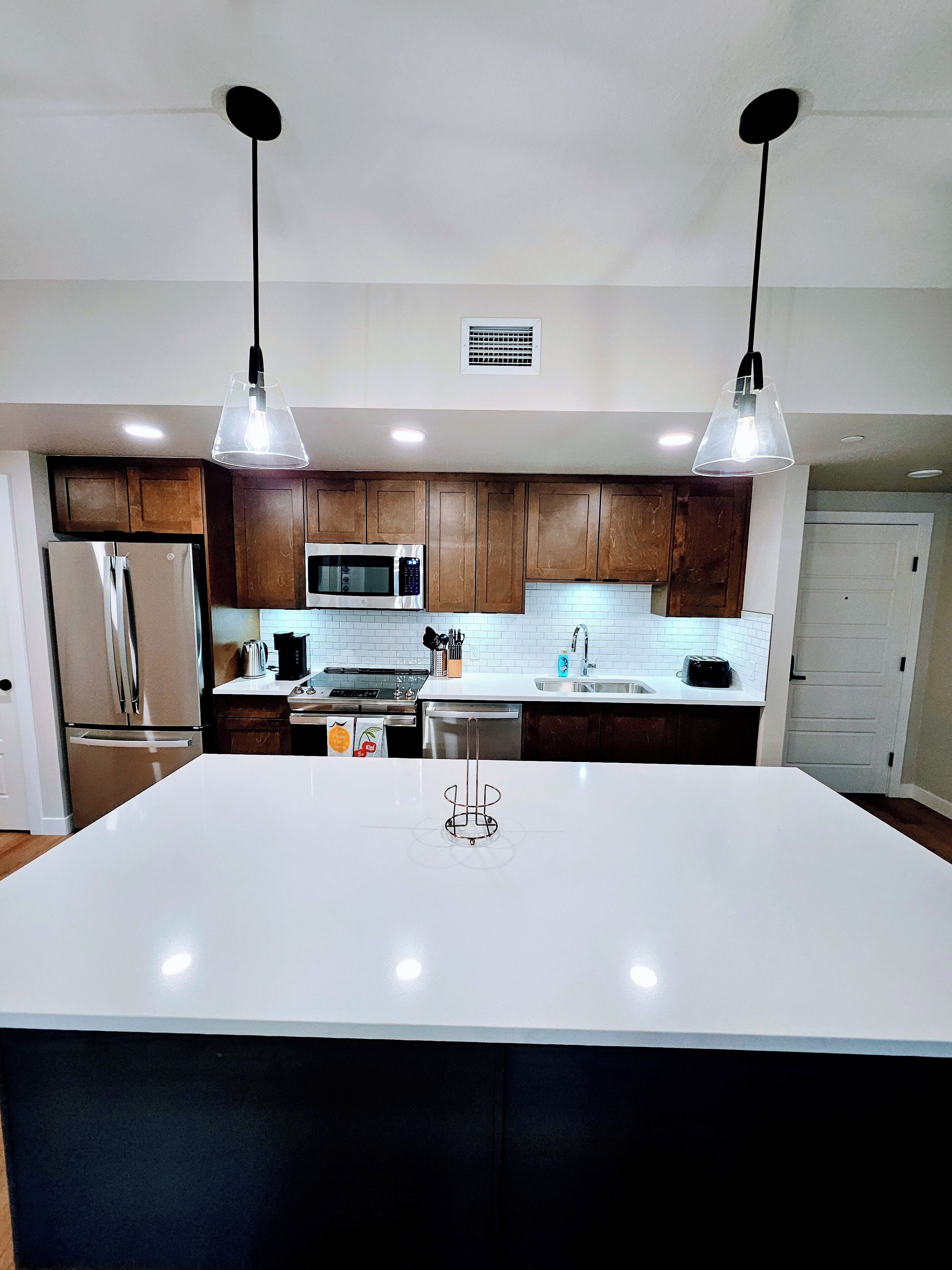 Jääkaappi, mikroaaltouuni, uuni, liesi