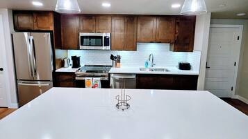 KĂŒhlschrank, Mikrowelle, Ofen, Herdplatte