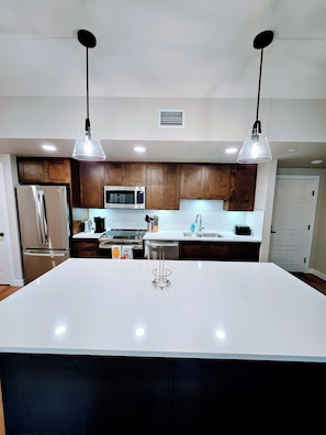 Kjøleskap, mikrobølgeovn, ovn og kokeplater